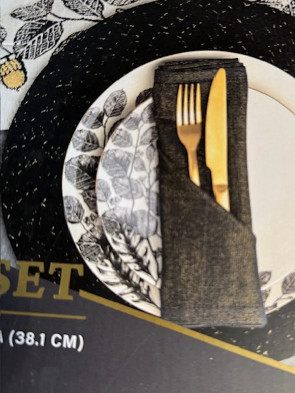 Thyme & Table Brand Table Decor Set- 8 Placemats, 8 Napkins, 1 Table Runner NWT